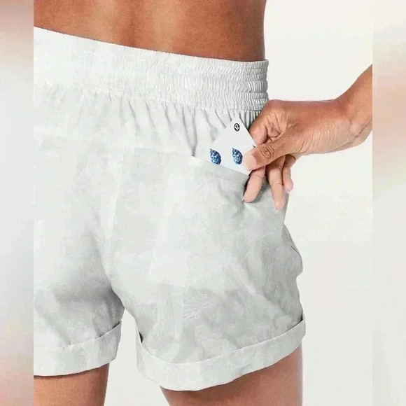 Lululemon Spring Break Away Short *4-way Stretch 3"
Eternal Wave White size 4 - Picture 2 of 13